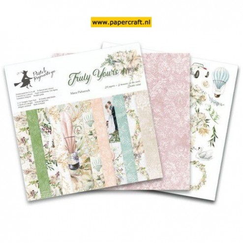 Piatek13 Paper Pad Truly Yours in het formaat 15,2 cm x 15,2 cm