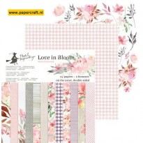 Piatek13 Paper Pad Love In Bloom in het formaat 15,2 cm x 15,2 cm