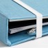 Het brede elastiek aan de voorzijde van het blauwe MyArtBook A4,