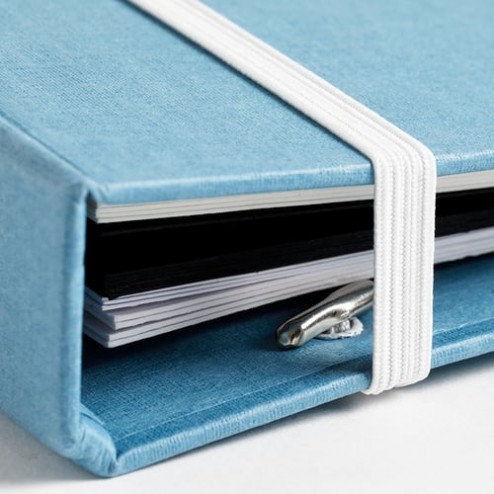 Het brede elastiek aan de voorzijde van het blauwe MyArtBook A4,