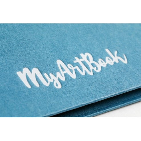 Het logo op de achterzijde van het MyArtBook Blauw in het formaat A4